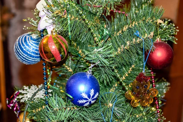 Klatergoud Speelgoed Ballen Andere Decoraties Kerst Kerst Boom Staande Open — Stockfoto