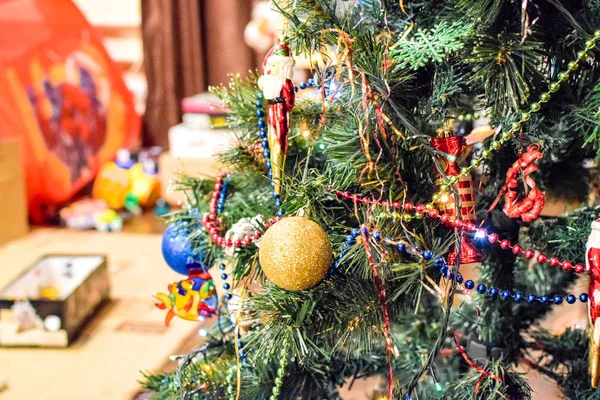 Kinderspielzeug Auf Dem Boden Vor Dem Hintergrund Des Weihnachtsbaums — Stockfoto