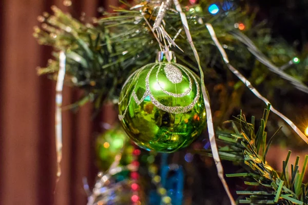 Drzewo Nowy Rok dekoracji. Blichtr i zabawki, kulki i inne dekoracje na Boże Narodzenie Boże Narodzenie drzewo stojące na wolnym powietrzu. — Zdjęcie stockowe