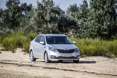 Orman Köyü, Shapsugskaya, Rusya Federasyonu - 30 Temmuz 2016 yanındaki: gümüş altında güneşin kumlu bir yolda araba kiaro.