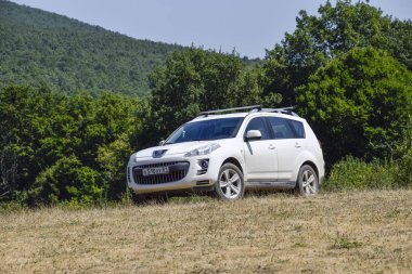 Orman Köyü, Shapsugskaya, Rusya Federasyonu - 30 Temmuz 2016 yanındaki: beyaz crossover Peugeot 4007 tepe üzerinde.