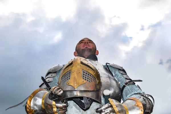Chevalier en armure sur fond de ciel nuageux . — Photo