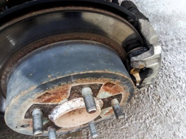 Fren disk ve fren pabuçları ile hub. Kaldırılan tekerlekli arabayla kemer