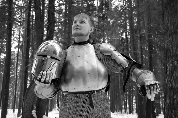 Chevalier en armure et avec une épée au milieu d'une forêt d'hiver. Uniforme militaire vintage — Photo