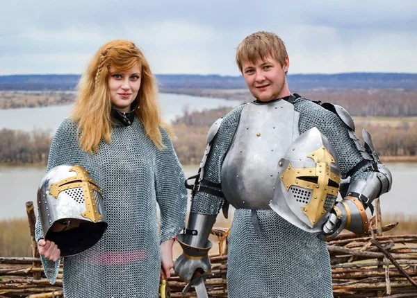 Chevalier avec sa femme en armure et chaîne de courrier . — Photo