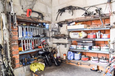 İngiliz anahtarları ve diğer araçları'nda araç garaj.