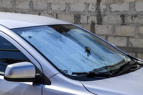 Schutz der Fahrzeugverkleidung vor direkter Sonneneinstrahlung. Sonnenreflektorscheibe — Stockfoto