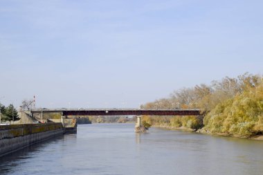 Köprü Nehri geçip Protoka Slavyansk şehir üzerinde-