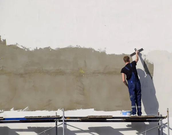 Plasterers Builders plastered wall in a commercial building. Wor — Stock Photo, Image