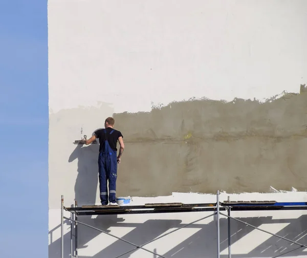 左官のビルダーは、商業ビルの壁を漆喰。Wor — ストック写真