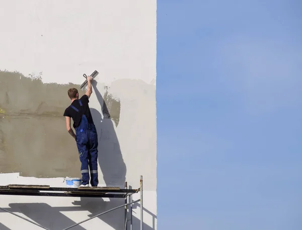 Plasterers Builders plastered wall in a commercial building. Wor — Stock Photo, Image
