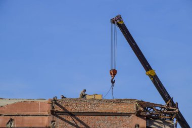 Bina onarım, Montaj cihazları-Kırıcı eski iş öğeleri. İniş