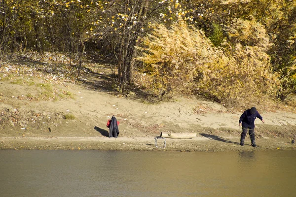 秋の川の銀行の漁師。釣り餌. — ストック写真