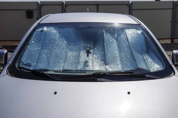 Solreflektorvindrutan. Skydd av bilens panel mot direkt solljus — Stockfoto