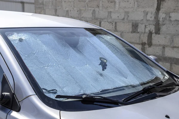 Ветровое стекло солнечного отражателя. Защита автомобильной панели от прямых солнечных лучей — стоковое фото