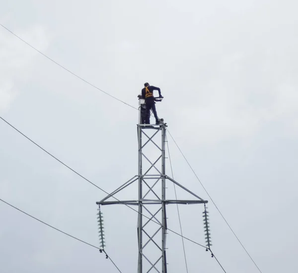 Montaż i instalacja nowego obsługa linii zasilania — Zdjęcie stockowe