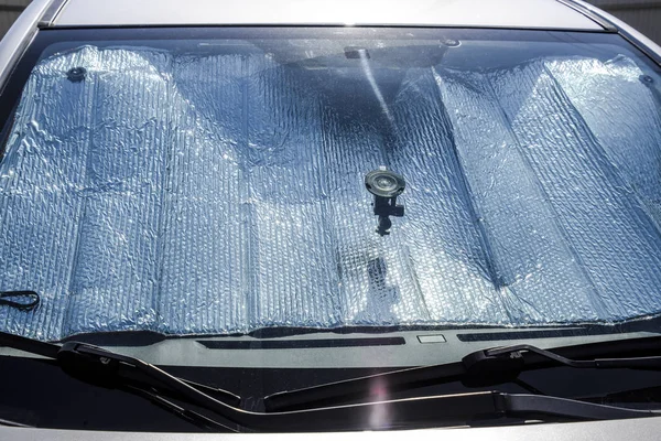 Skydd av panelen bil från direkt solljus. Solen reflektor vindruta — Stockfoto