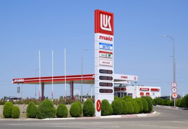 Petrovskaya, Rusya - 20 Ağustos 2017: benzin istasyonu karayolu üzerinde petrol şirketi Lukoil.