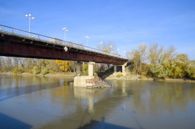 Köprü Nehri geçip Protoka Slavyansk şehir üzerinde-