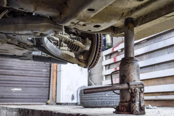 Gesmede auto voor een honderd. Auto reparatie. Auto weergave van onderen — Stockfoto