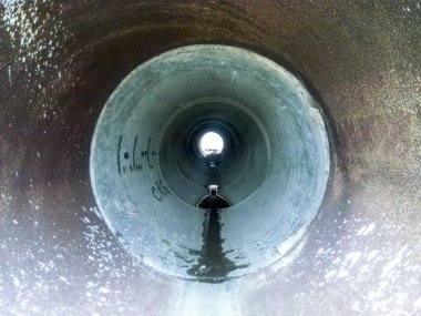 Yolun altındaki yağmur suyunu boşaltmak için tünel. Borudan bak.