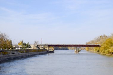 Sonbahar manzara. Nehir banka sonbahar ağaçları ile. B kavak
