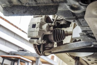 Sahte araba için bir yüz. Araba tamiri. Araba görünümü aşağıdan