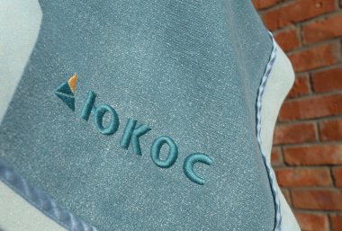 Bir paket üzerinde Yukos petrol şirketinin logosu