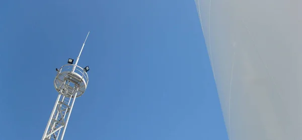 Tanque Blanco Iluminación Torre Fondo Del Cielo Equipos Para Refinado — Foto de Stock