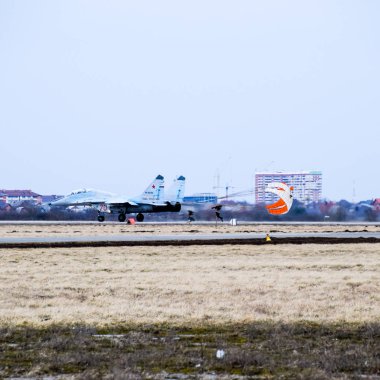 Krasnodar, Rusya - 23 Şubat 2017: Krasnodar Havaalanı uçuş okulu yukarıda gökyüzü hava gösterisinde. Airshow Defender vatanın şerefine. MiG-29 havaalanında bir iniş yapar.