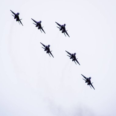 Krasnodar, Rusya - 23 Şubat 2017: Krasnodar havaalanı uçuş okulunun üstündeki hava gösterisi. Anavatanın Koruyucusu onuruna hava gösterisi. Gökyüzünde MiG-29.