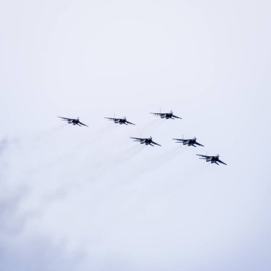 Krasnodar, Rusya - 23 Şubat 2017: Krasnodar havaalanı uçuş okulunun üstündeki hava gösterisi. Anavatanın Koruyucusu onuruna hava gösterisi. Gökyüzünde MiG-29.