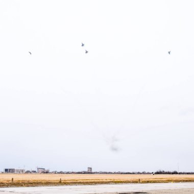 Krasnodar, Rusya - 23 Şubat 2017: Krasnodar havaalanı uçuş okulunun üstündeki hava gösterisi. Anavatanın Koruyucusu onuruna hava gösterisi. Gökyüzünde MiG-29.