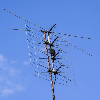 All-dalga inphase anten kafes. Radyo Tv bir sinyal alımı için televizyon anteni.