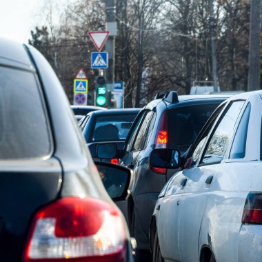 Bir otomatik şehrin sokak durdurmak. En yüksek saat