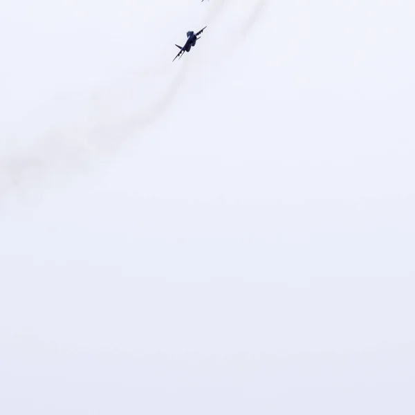 ロシアのクラスノダール 2017年2月23日 クラスノダール空港飛行学校の上空の航空ショー 祖国防衛隊に敬意を表して航空ショー 上空のMig — ストック写真