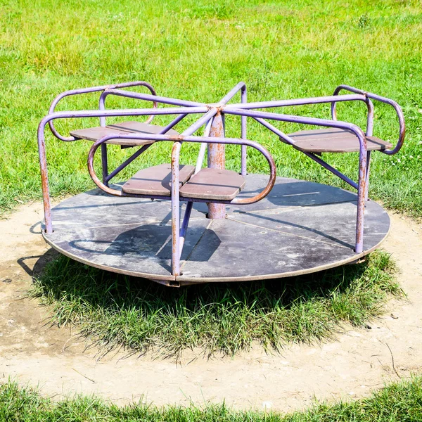 子供たちの鉄のカルーセル 子供の遊び場 スイング カルーセル スライド — ストック写真
