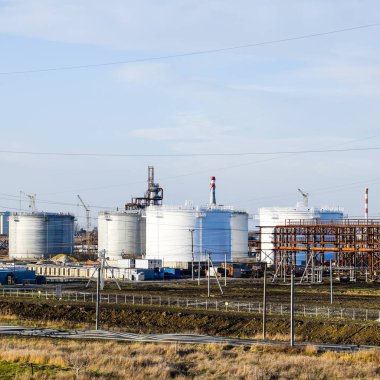 Damıtma sütunları, borular ve diğer ekipman fırınları rafineri. Petrol rafinerisi. Birincil Petrol arıtma için donatım.