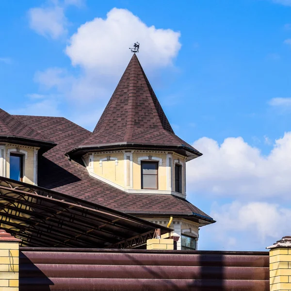 Decorative Metal Roof Brick House Fence Made Corrugated Metal — Stock Photo, Image