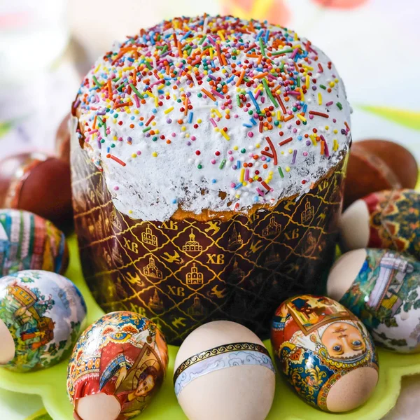 イースター ケーキと着色された卵 正統派のイースター — ストック写真
