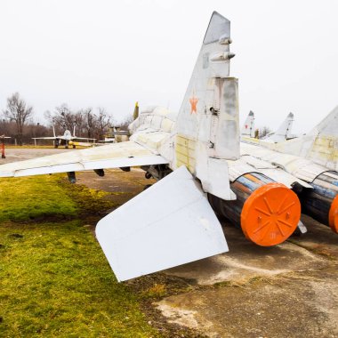 Krasnodar, Rusya - 23 Şubat 2017: Askeri uçak savaşçıları havaalanında. Eski açığa alınan uçak. Krasnodar Havaalanı