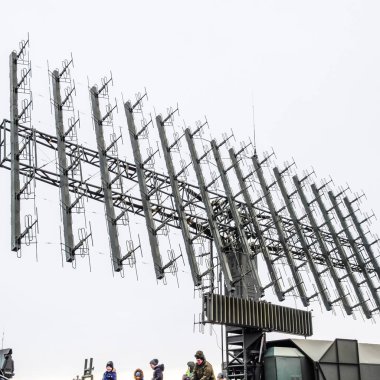 Askeri radar anteni. Küçük antenler oluşan bir kılavuz büyük toplanan