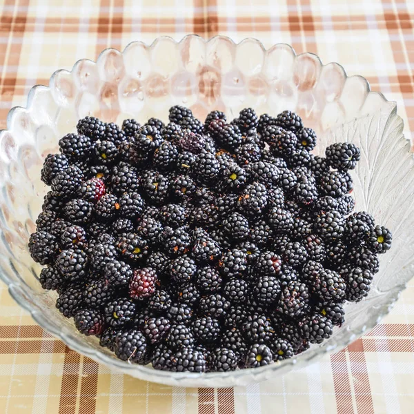 Meyveleri Siyah Böğürtlen Ile Plaka Masada Meyve Çilek — Stok fotoğraf