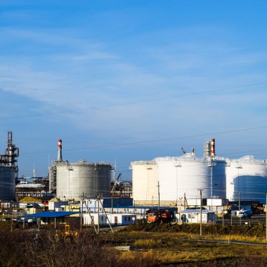 Rafineri. Rezervuarlar rafineri ürünleri depolama için. Düzeltme sütunlar. Damıtma sütunları, borular ve diğer ekipman fırınları rafineri. Petrol rafinerisi. Birincil Petrol arıtma için donatım.