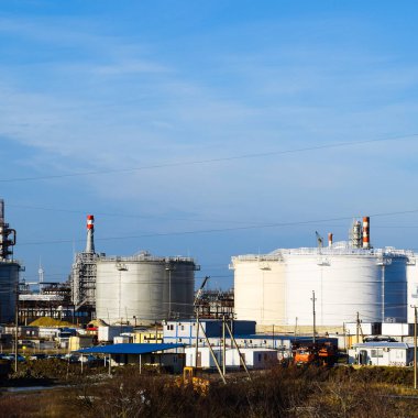 Rafineri. Rezervuarlar rafineri ürünleri depolama için. Düzeltme sütunlar. Damıtma sütunları, borular ve diğer ekipman fırınları rafineri. Petrol rafinerisi. Birincil Petrol arıtma için donatım.