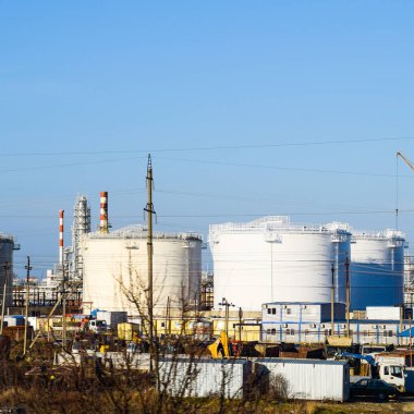 Rafineri. Rezervuarlar rafineri ürünleri depolama için. Düzeltme sütunlar. Damıtma sütunları, borular ve diğer ekipman fırınları rafineri. Petrol rafinerisi. Birincil Petrol arıtma için donatım.