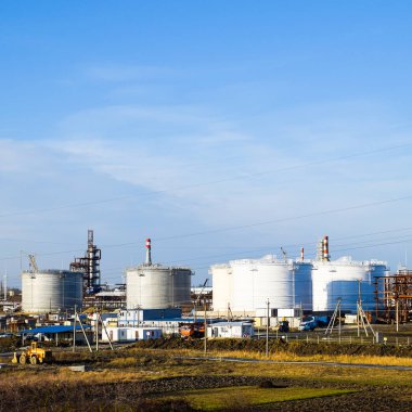 Dikey çelik tank. Yağ, benzin, gazyağı, dizel motor ve diğer sıvı depolama kapasiteleri. Damıtma sütunları, borular ve diğer ekipman fırınları rafineri. Petrol rafinerisi. Birincil petrol arıtma için donatım.