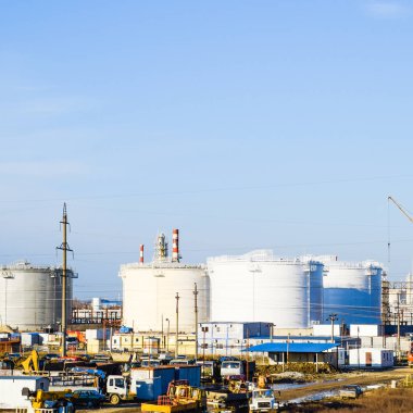 Dikey çelik tank. Yağ, benzin, gazyağı, dizel motor ve diğer sıvı depolama kapasiteleri. Damıtma sütunları, borular ve diğer ekipman fırınları rafineri. Petrol rafinerisi. Birincil petrol arıtma için donatım.