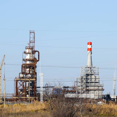 Yakıt petrol derin işleme sütun. Akaryakıt Isıtma için bir fırın. Yakıt petrol işleme. Petrol rafine. Damıtma sütunları, borular ve diğer ekipman fırınları rafineri. Petrol rafinerisi. Birincil petrol arıtma için donatım.