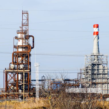 Yakıt yağının işleme kolonu. Yakıt yağı için bir fırın. Yakıt işleniyor. Petrol rafinerisi. Damıtma kolonları, borular ve diğer teçhizat rafinerileri. Birincil arıtma için ekipman.